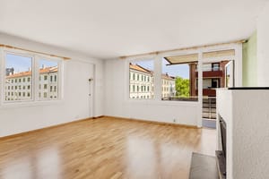 Stor og luftig stue med generøse vindusflater som sikrer godt med naturlig lys