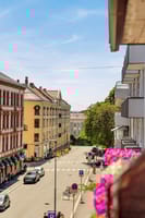 Flott utsyn fra balkongen til det hyggelige nabolaget