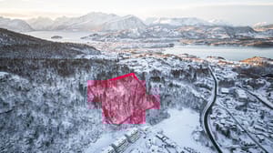 Dronebilde 15 - Det markerte området er en omtrentlig angivelse av tomtearealet