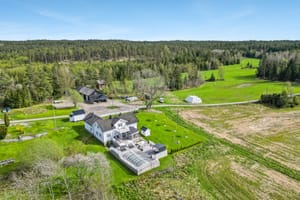 Eiendommen ligger rolig og idyllisk plassert i kulturlandskapet.