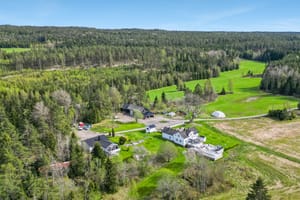 Selv om eiendommen ligger helt usjenert er det kort kjørevei til skole, butikk og påkjøringen til E6 ved Solli.