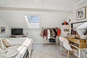 De to minste soverommene ligger over bryggerhusdelen, og det ene er utstyrt med takvindu.