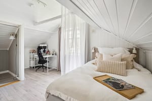 Rommene er lyse og fine med god plass til seng og garderobeløsning.