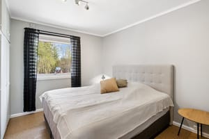 Kårboligen har to soverom i første etasje og ett i kjelleren. Dette ligger oppe og har plassbygde skap