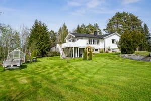 Kårboligen har et romslig areal over to plan, og omkranses av gode plenarealer.
