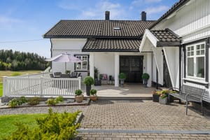 Våningshuset har en fin terrasse ved inngangen til hoveddelen og bryggerhusdelen.