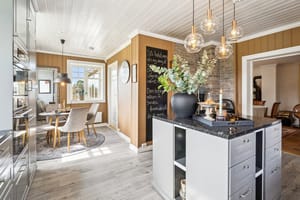 Kjøkkenet i våningshuset er lyst og luftig med integrerte hvitevarer.