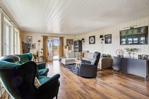 Stuen i kårboligen er lys og trivelig med utgang til veranda på 26 kvm.