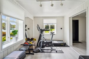 Bryggerhusdelen ble pusset opp i 2017 og har egen inngang til trimrom og en romslig bod.