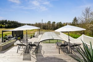 Terrassen har pergola og et deilig svømmebasseng til glede for store og små.
