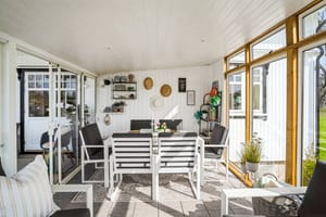 Hagestuen er fra 2022 og har et areal på ca. 15 kvm med glass på tre sider og flislagt dekke.