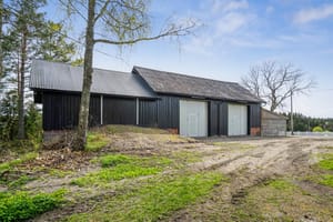 Et velholdt vognskjul fra 1980 ble tilbygd med en trippel carport i 2020 og malt opp i 2024.