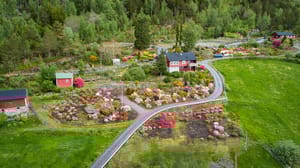 Eiendommen ligger solrikt og lunt til, perfekt for fruktrær og beplantning