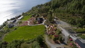 Eiendommen består av hovedhus, stabbur, gammel driftsbygning, drivhus og pakkhus