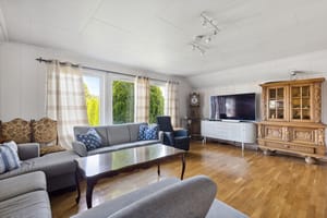 Alle stuene har parkett og hovedstuen har vinduer mot både syd og vest.