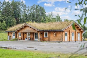 Tømmerhus fra 2017 som brukes til selskap/overnatting