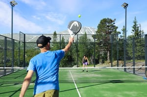 Gaustablikk Fjellresort har 2 padelbaner med Kvitåvatn og Gaustatoppen på tribunene