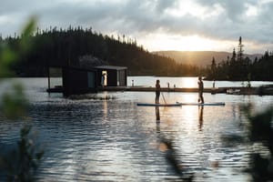Langrenn og tur - ta en SUP- eller kanotur på Kvitåvatn. De flytende badstuene i bakgrunnen