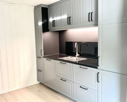 Kjøkkenet er utstyrt med integrerte hvitevarer som oppvaskmaskin, kjøl-/fryseskap, mikro, stekeovn og koketopp
