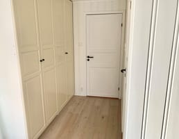 Mellomgangen i utleiedelen har også rikelig med oppbevaringsplass 