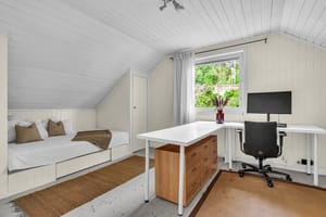 Hoveddelens andre romslige soverom som i dag benyttes som kombinert gjesterom/kontor