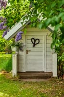  Til stor glede for de minste har hagen også blant annet en hvitmalt dukkestue