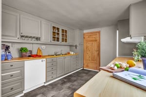 Kjøkkenet er utstyrt med ventilator, benkestikk og benkebelysning, samt opplegg for oppvaskmaskin og nisje for komfyr