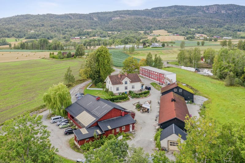 Renskaug Vertsgård selges med en tomt på ca. 80 mål, og med påstående bygninger som to bolighus, dagskole, administrasjonsbygg med kontorer og overnattingsrom samt fyrhus, hotellbygning (tidligere kurs- og konferansesenter), kaldtfjøs m/flislager mm.