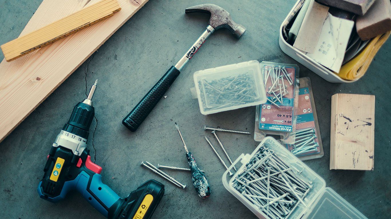 Verktøy som hammer, drill og spiker