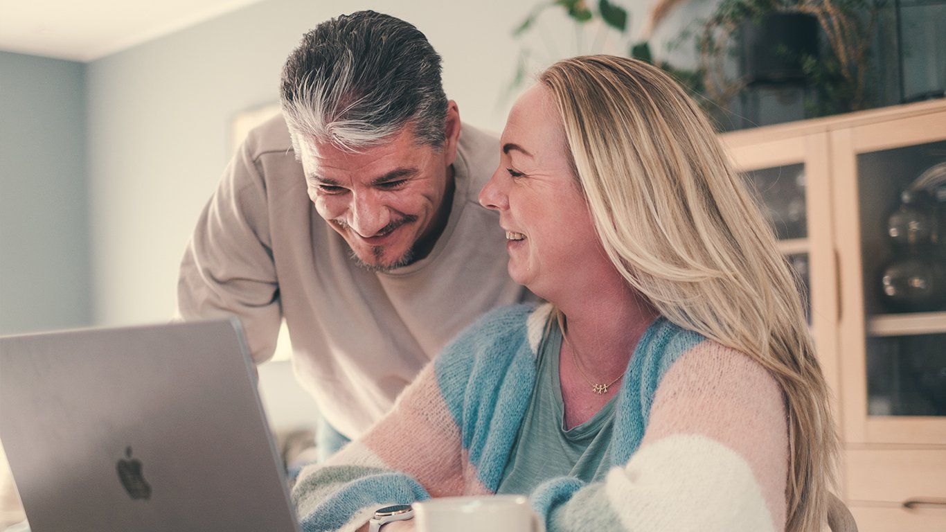 Fornøyde mennesker som ser på PC