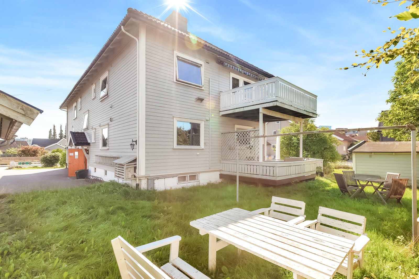 Leiligheten er beliggende i et attraktivt og rolig område hvor man samtidig har kort avstand til alt av servicetilbud
