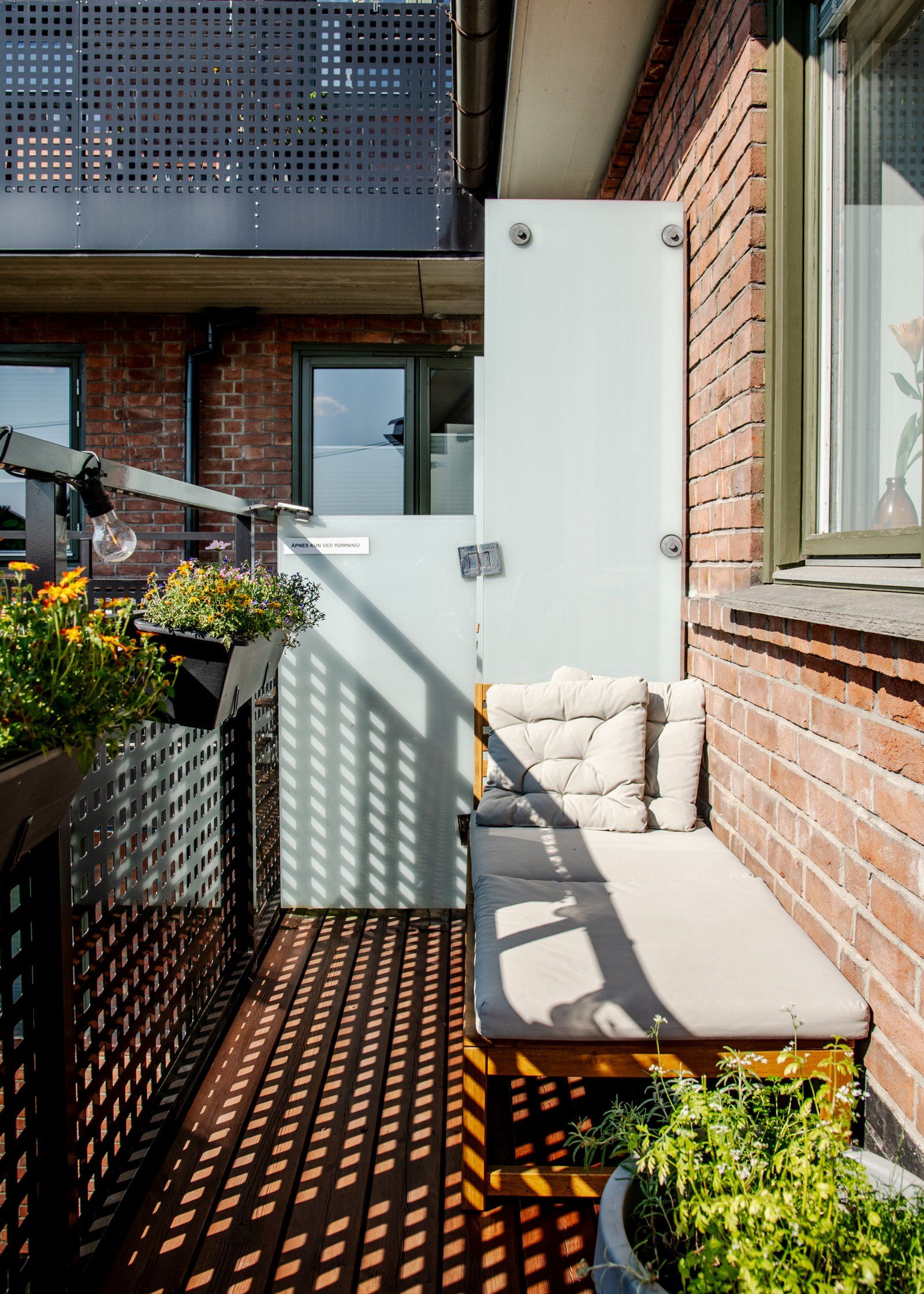 Balkongen gir deg en naturlig forlengelse av leiligheten og er en perfekt plass for avslapning utendørs