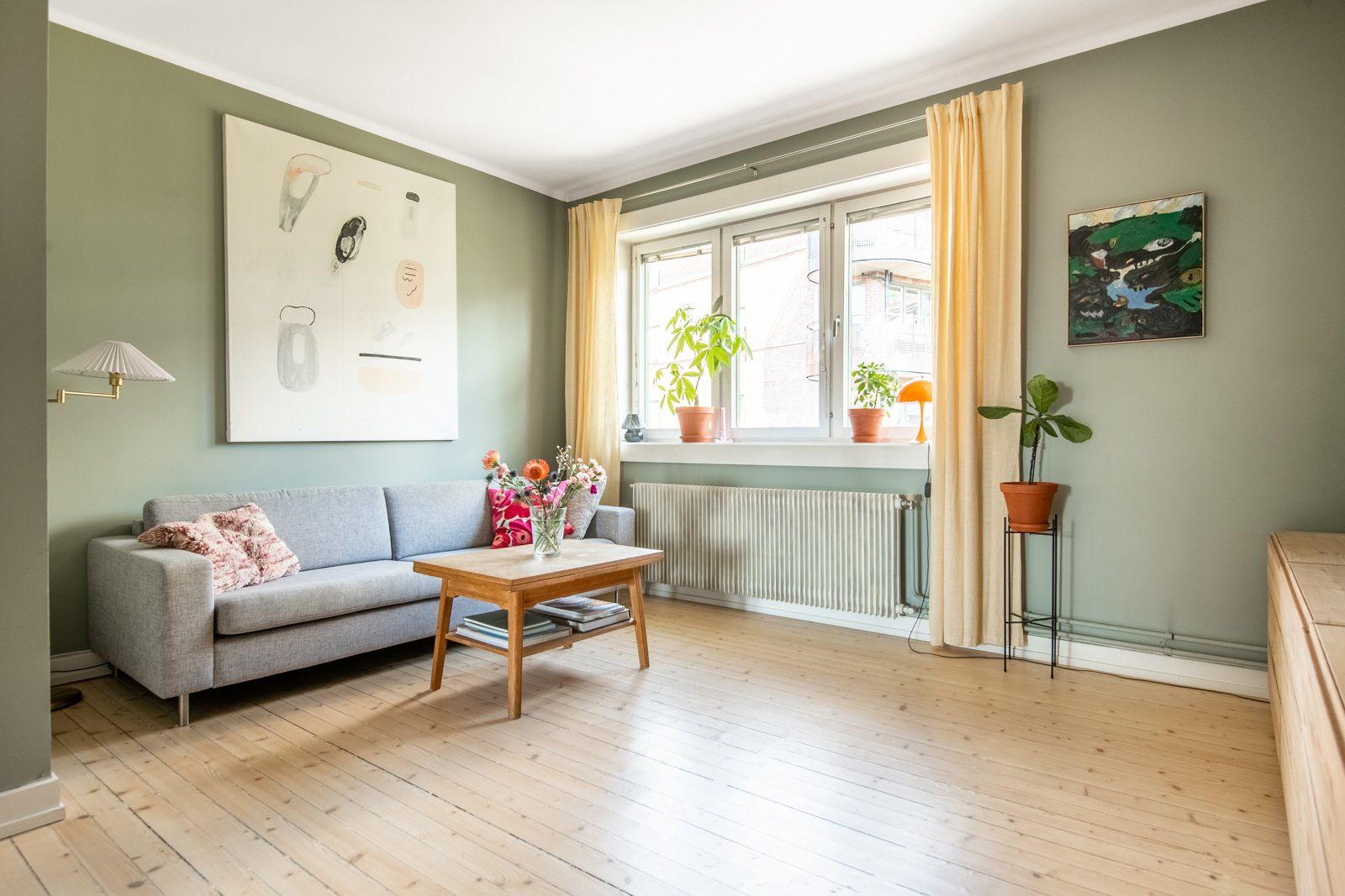 Stuen er romslig og innbydende, med store vindusflater som slipper inn rikelig med dagslys