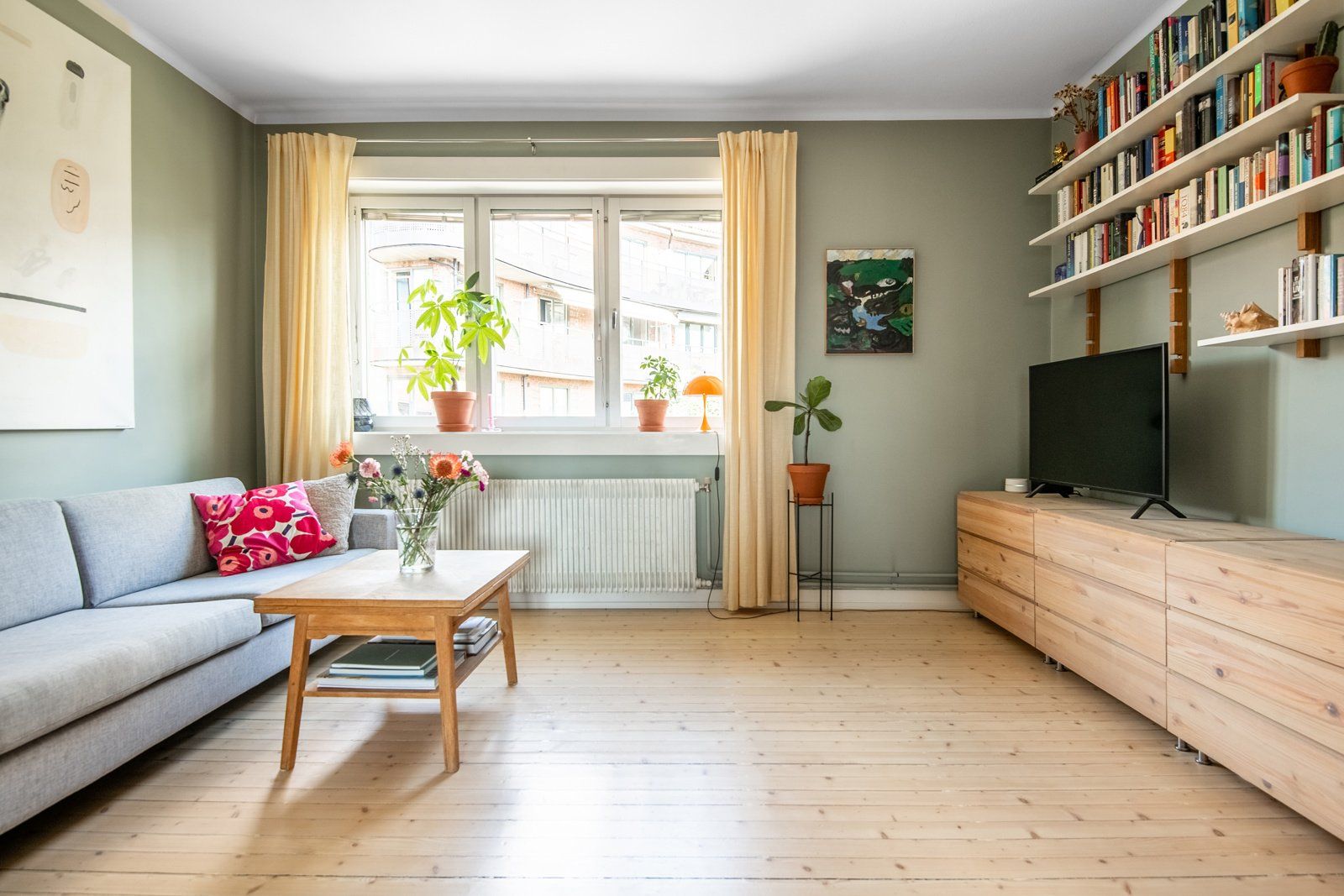 Stuen har en naturlig soneinndeling, med god plass til spisestue og sofagruppe i hver sin del av rommet