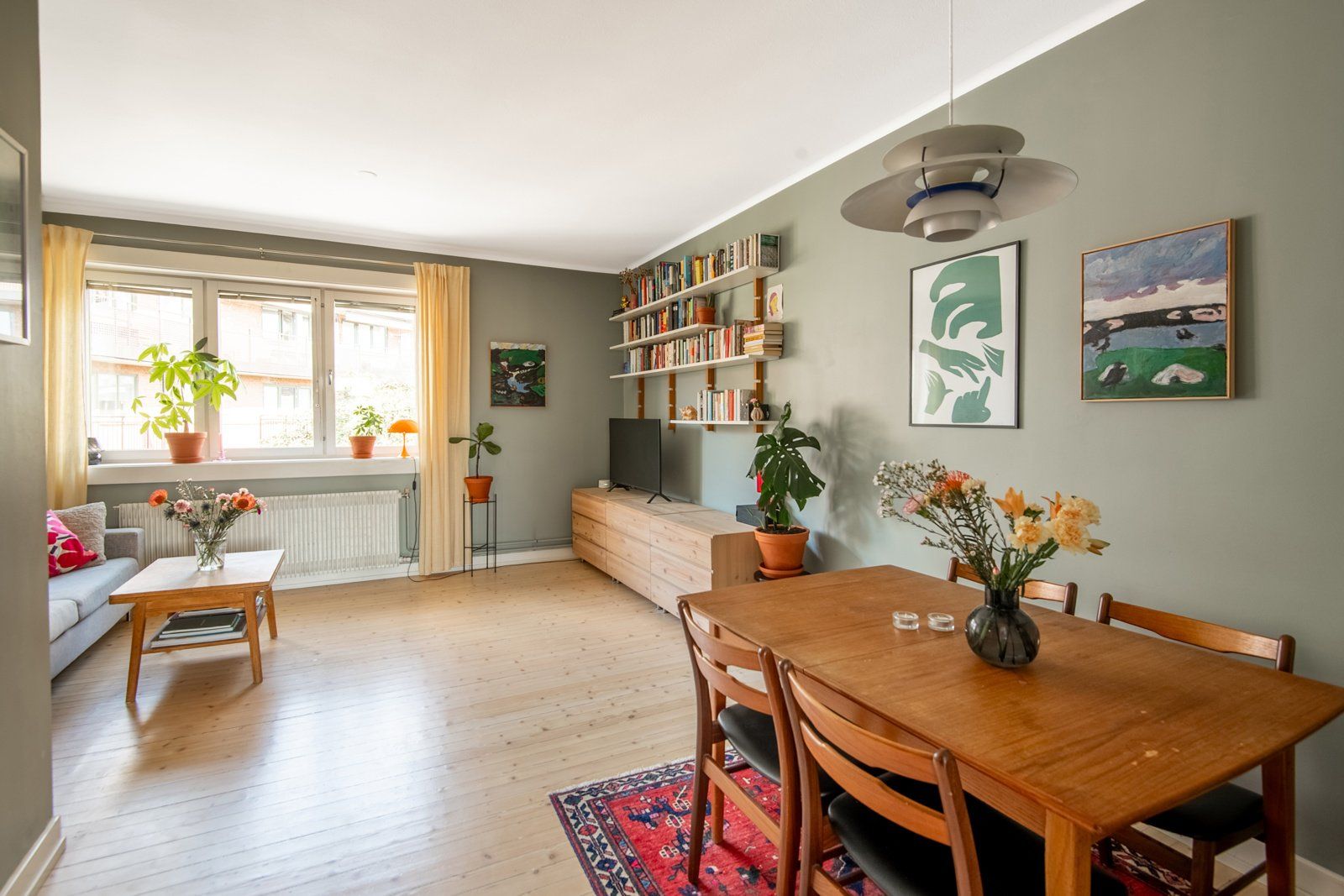 Leiligheten fremstår som luftig med god plass til ulike møbleringsalternativer