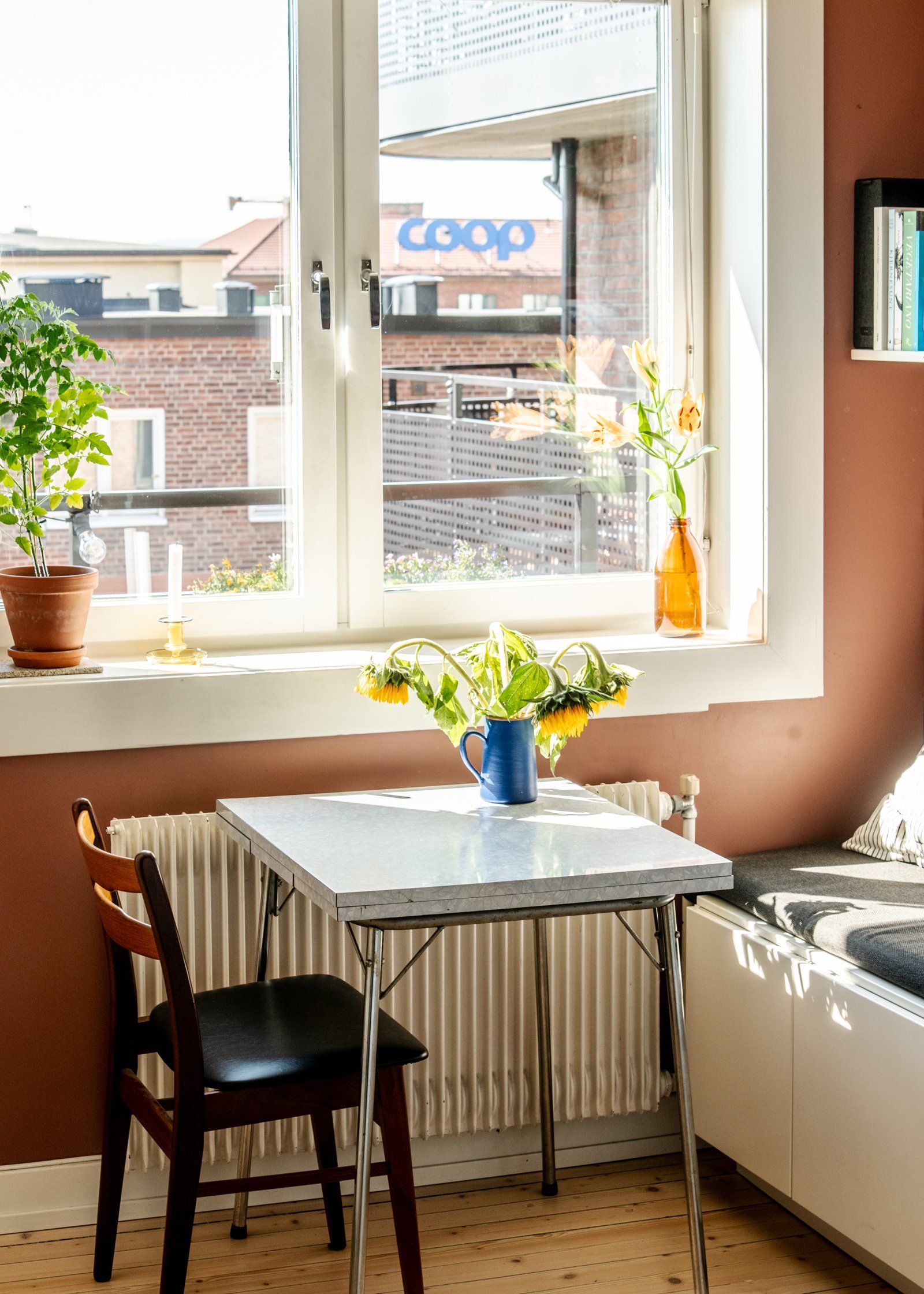 Her kan man fint nyte frokosten og en nybrygget kopp kaffe