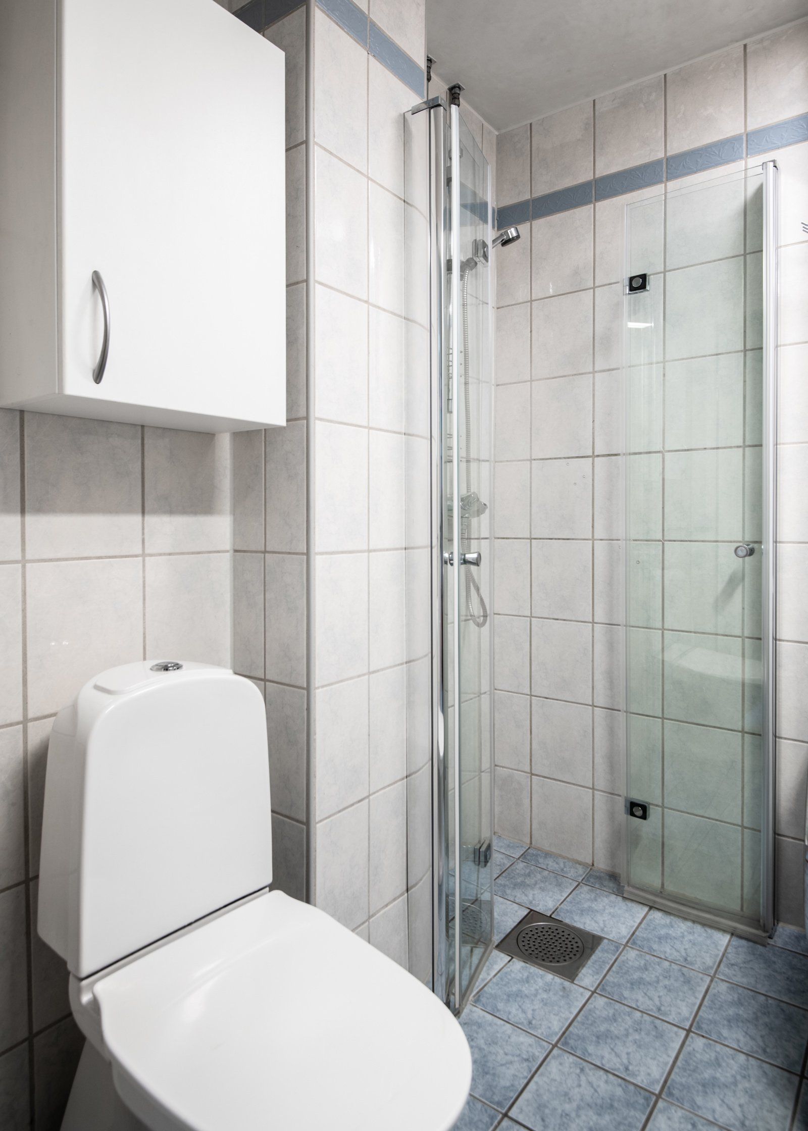 Badet har gulvvarme og praktisk oppbevaringsplass i veggskap og under servant