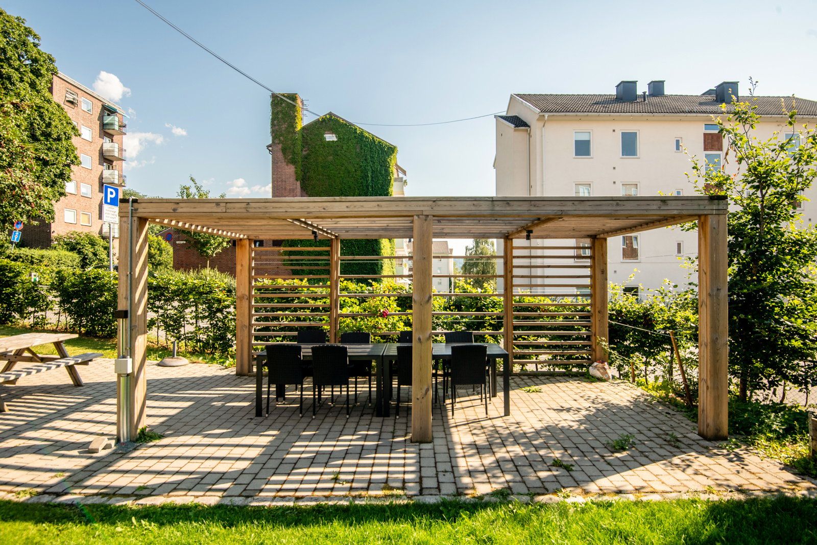 Flott uteplass med grillmuligheter som kan benyttes av beboere i borettslaget