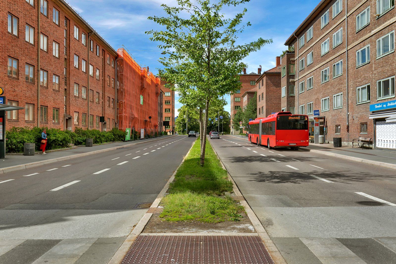 Carl Berner er et av Oslos mest sentrale kollektivknutepunkt, og herfra har du både T-bane, buss og trikk kun få minutters gange unna