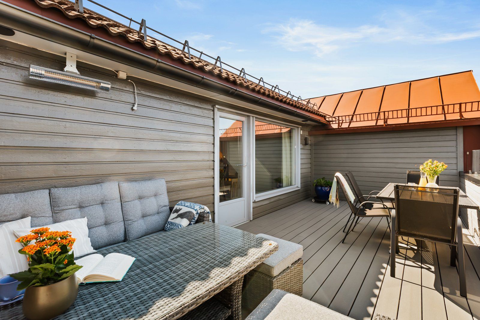 Fra stuen er det utgang til den vestvendte takterrassen - En herlig uteplass om sommeren og en naturlig forlengelse av leiligheten