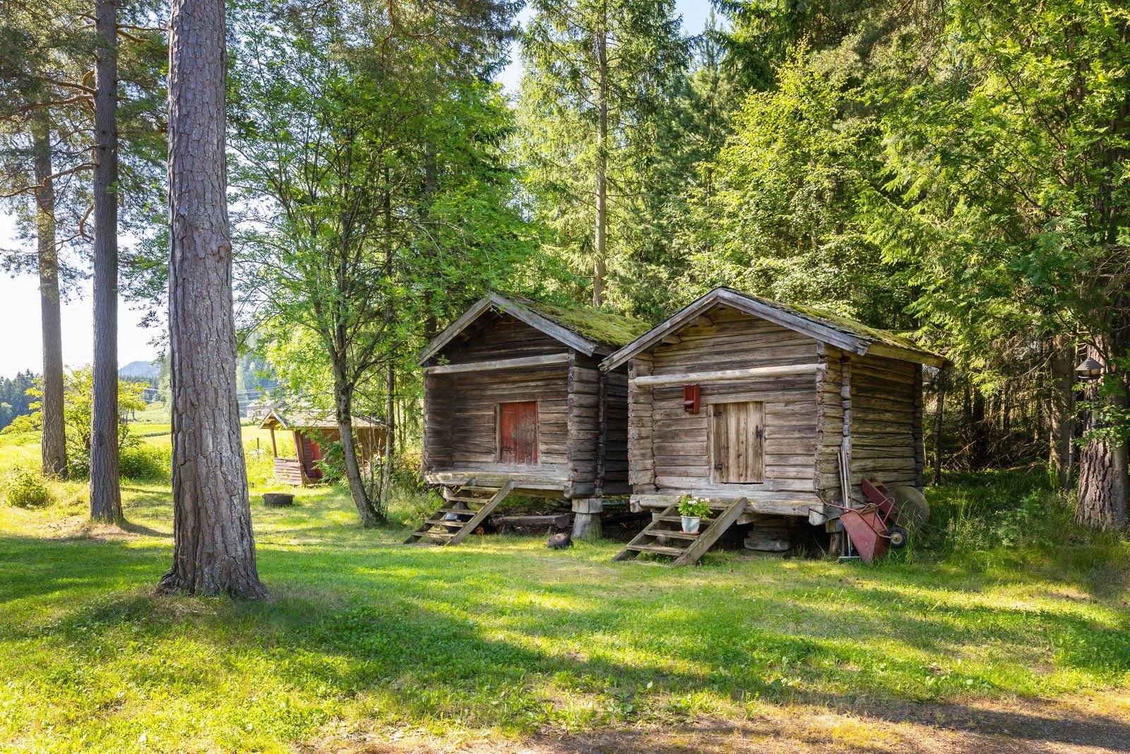 To stabbur danner et fint tun på eiendommen