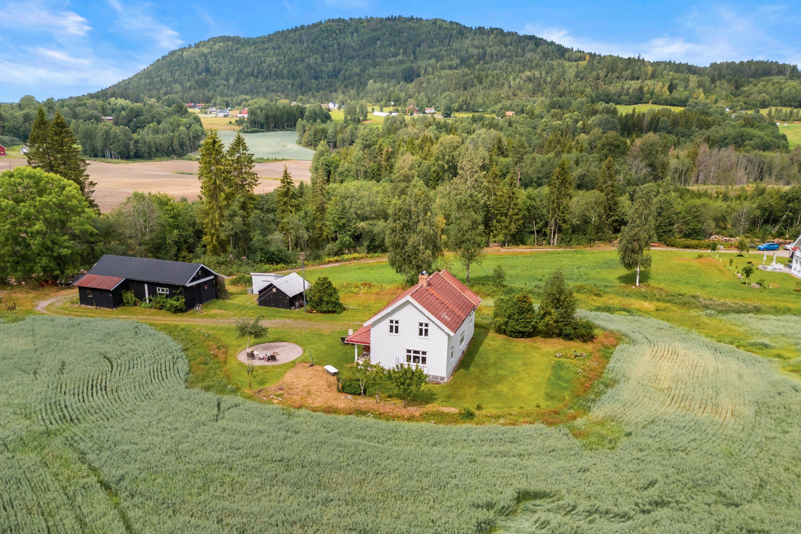 Eiendommen har privat adkomst fra kommunal vei, og tunet ligger høyt og fritt i terrenget med flott utsikt over egne jord- og skogarealer.