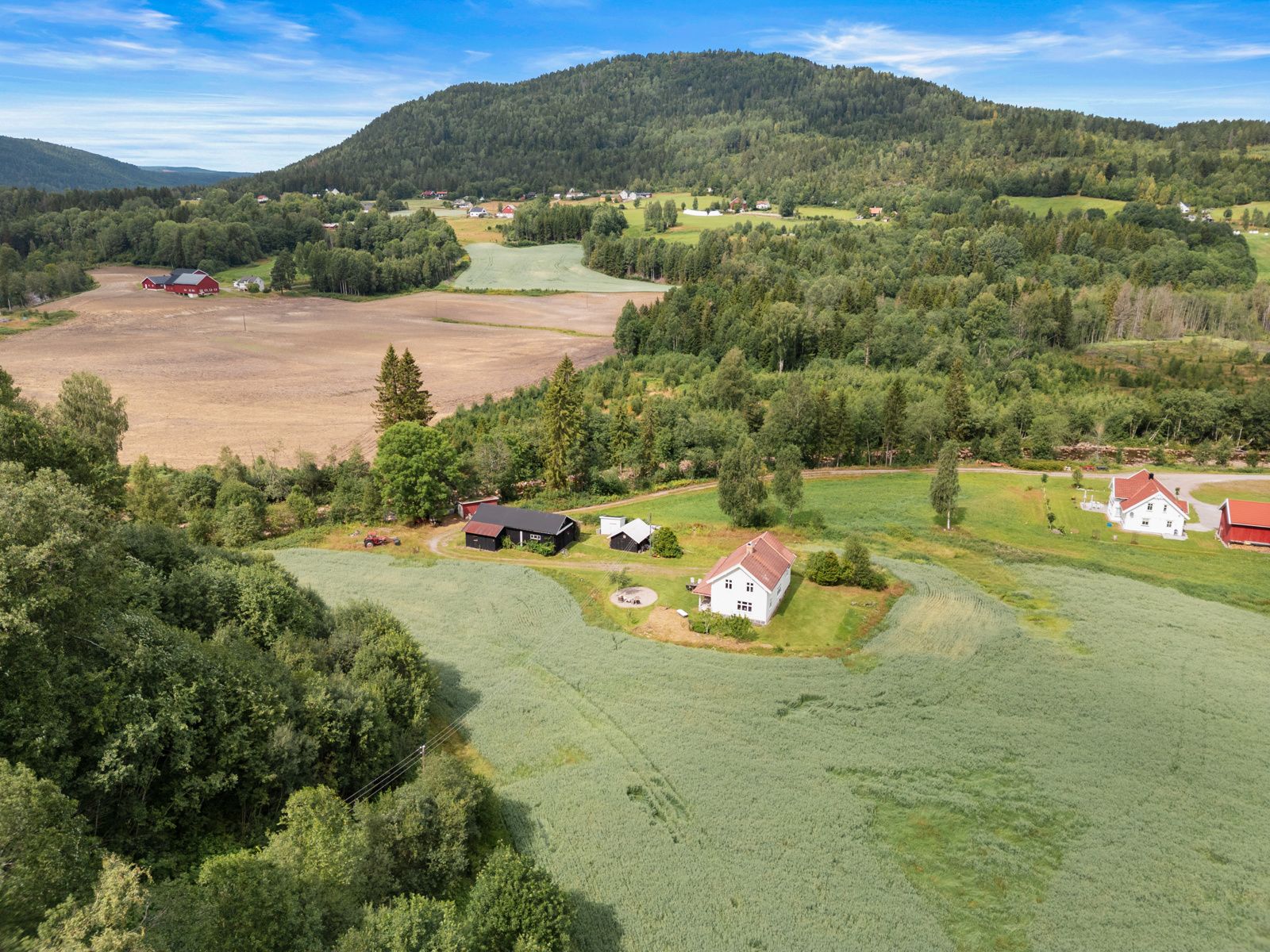 Området byr på umiddelbar tilgang til tur- og friluftsmuligheter - merkede stier, jaktterreng, fiskevann og flotte sykkelruter.