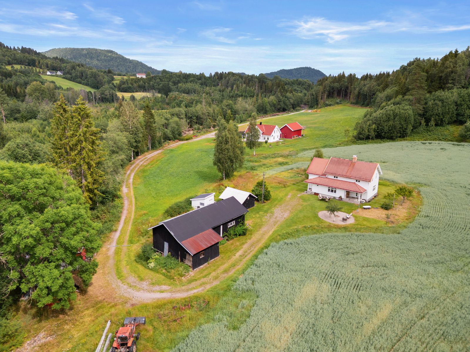 Tunets beliggenhet på eiendommens høyde gir både gode solforhold og utsikt over jordarealene.