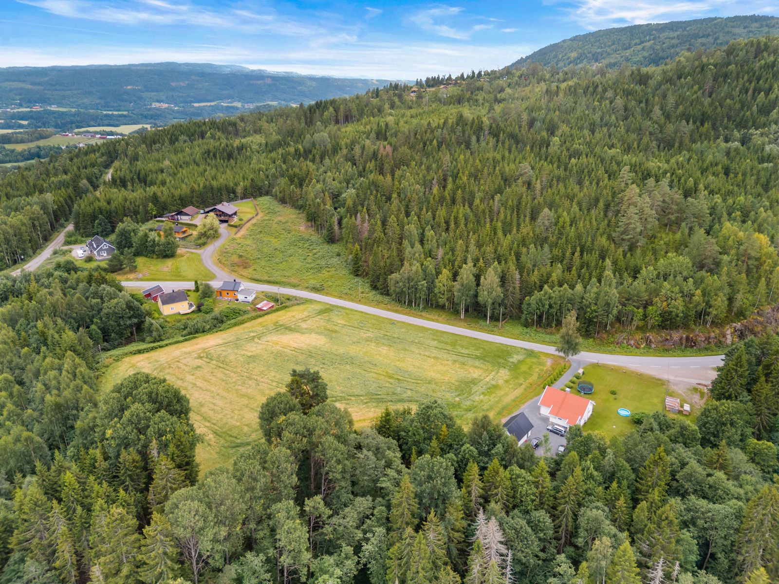 Landlig, solrik og vestvendt beliggenhet, uten gjennomgangstrafikk. 