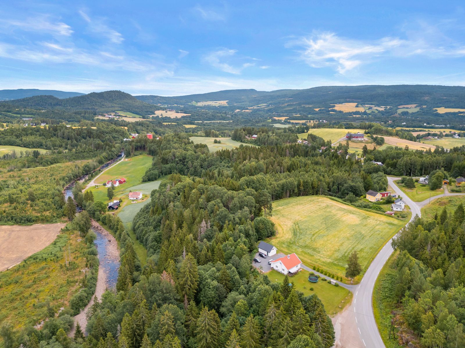 Like ved eiendommen ligger en liten badekulp, perfekt for et avkjølende dypp på varme sommerdager.