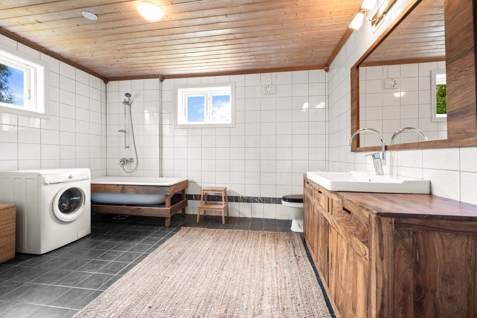 Det er et bad i første etasje samt en toalett i andre etasje