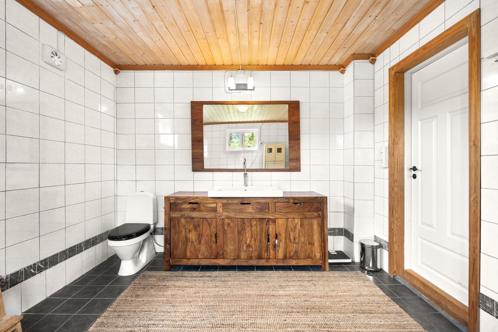 Badet ser pent ut, men er modent for oppussing ihht tilstandsrapport