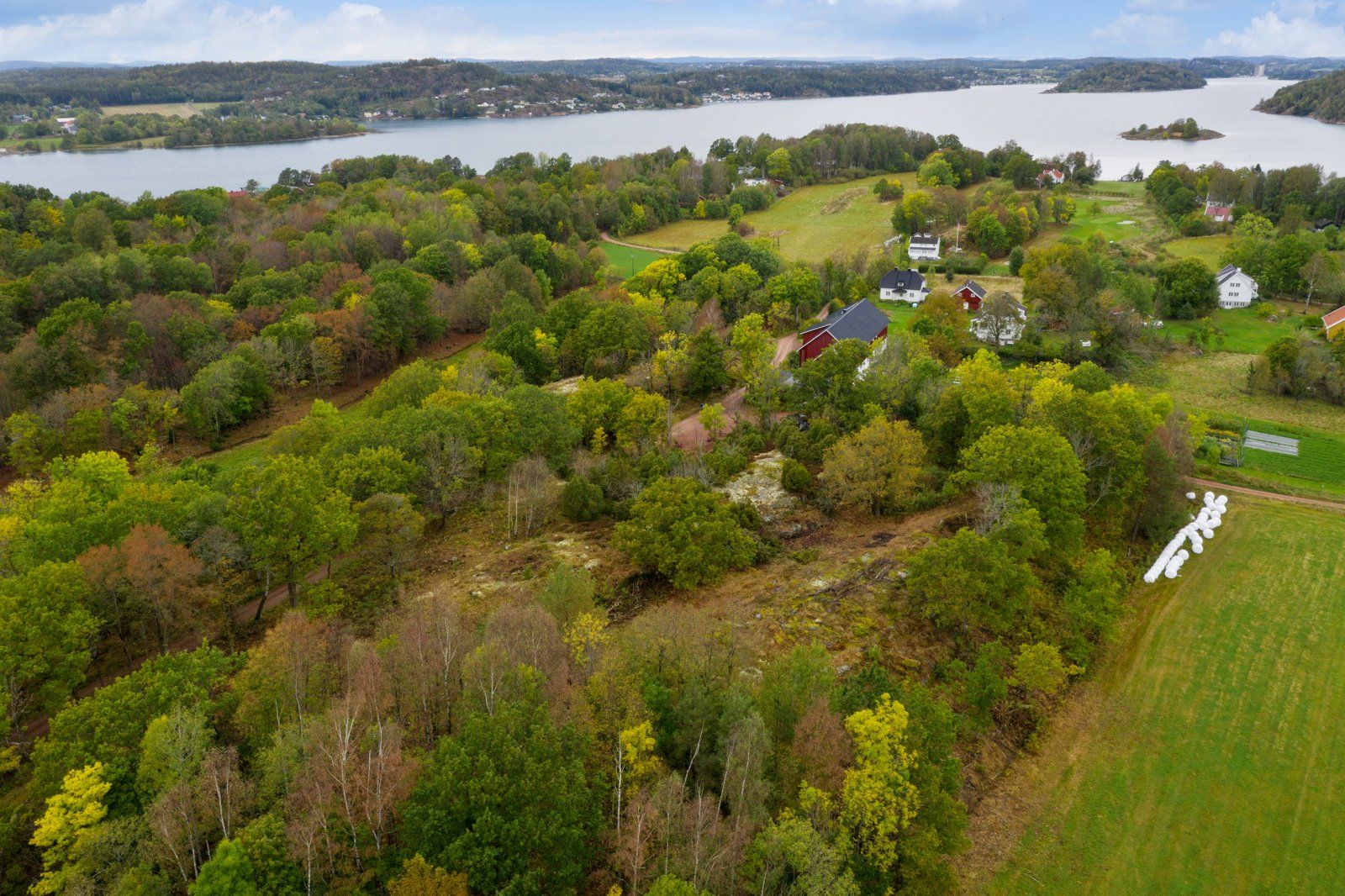 Det er ca. 900 meter fra ferjekai(Vestergården)