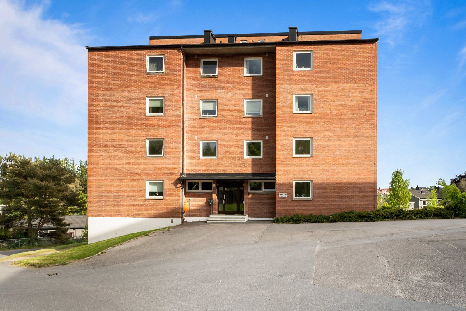 Fasadebilde, leiligheten ligger praktisk til i byggets andre etasje